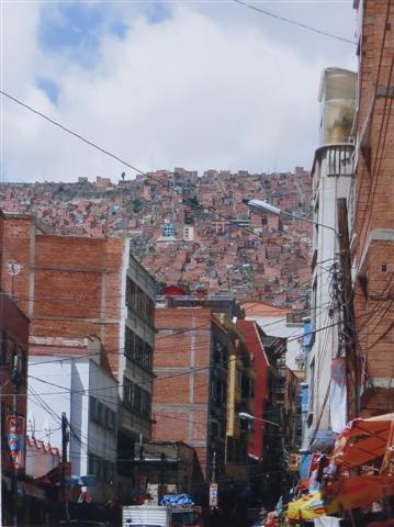 La Paz, kijkrichting vanaf onderin de stad richting altiplano. Smalle wegen, hoge intensieve bouw. Rechtsboven: een straat steil omhoog. 