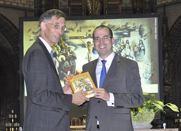 overhandiging van het boek aan prior provinciaal Paul Clement