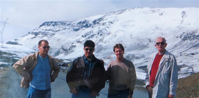 Op de bergpas tussen La Paz en de Yungas. Rechts: Nico Beumer