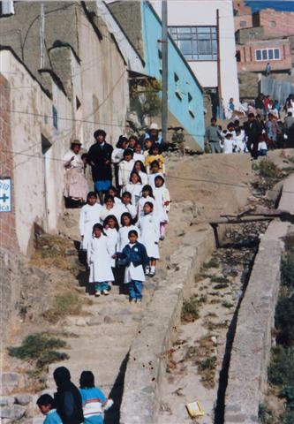 La Paz, hoog in de stad bij de parochiefeest. De inzet van catecheten en vrijwilligers is onmisbaar.