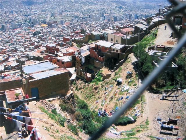 Een kijkje in de diepte: vanaf de altiplano richting La Paz.  