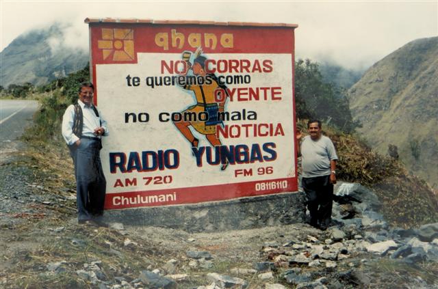 Billbord met Radio Yungas en de frequentie