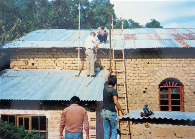 Antenne voor Radio Yungas. Staand (wit overhemd: Jan van Maanen, OSA)