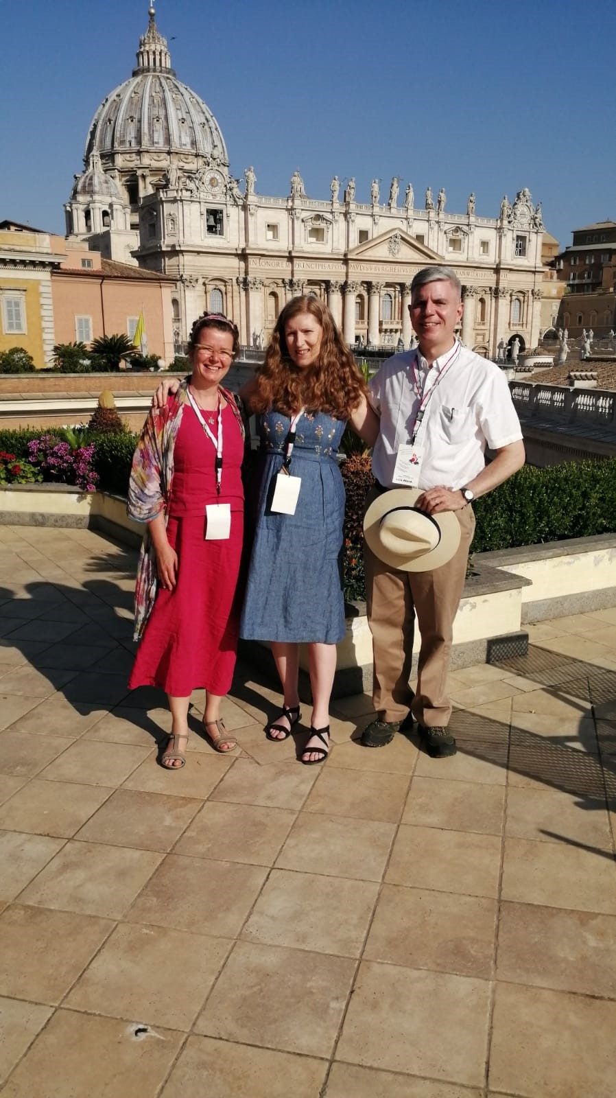 St. Pieter in Rome: Mariëlle Vis, Helen, Luis Arana