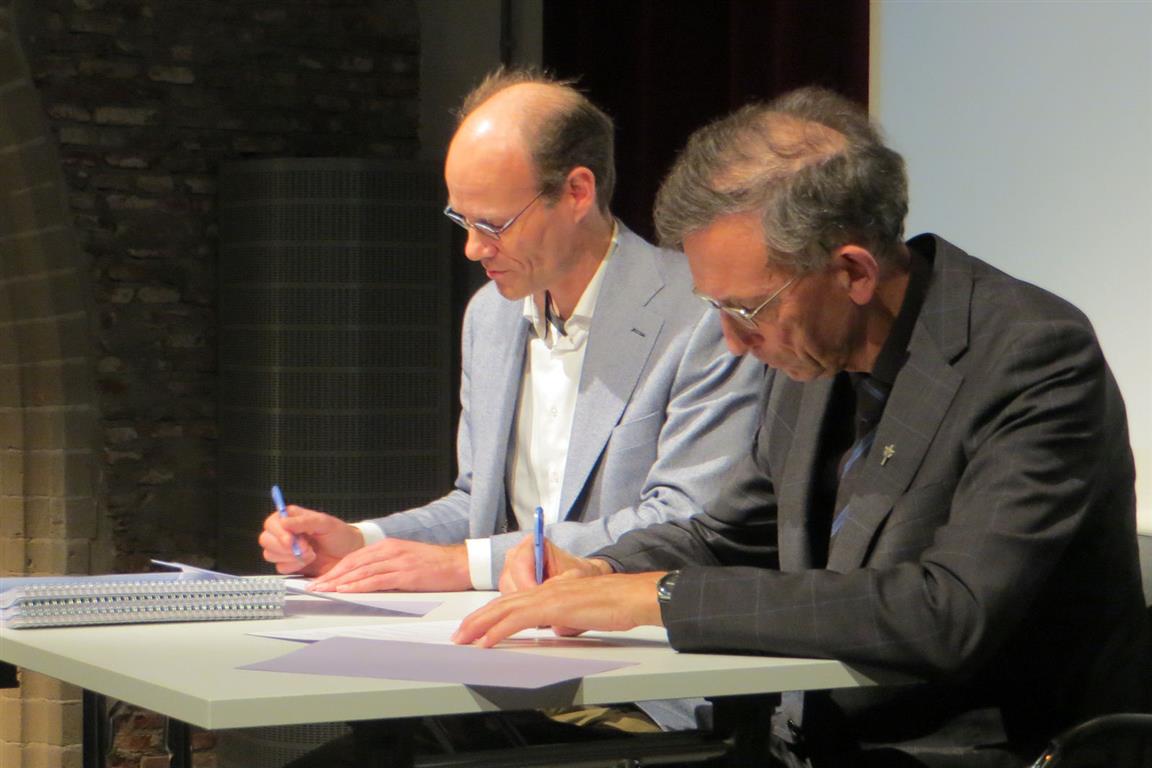 Ondertekening van de stukken door Kaj van Vliet en Paul Clement, OSA
