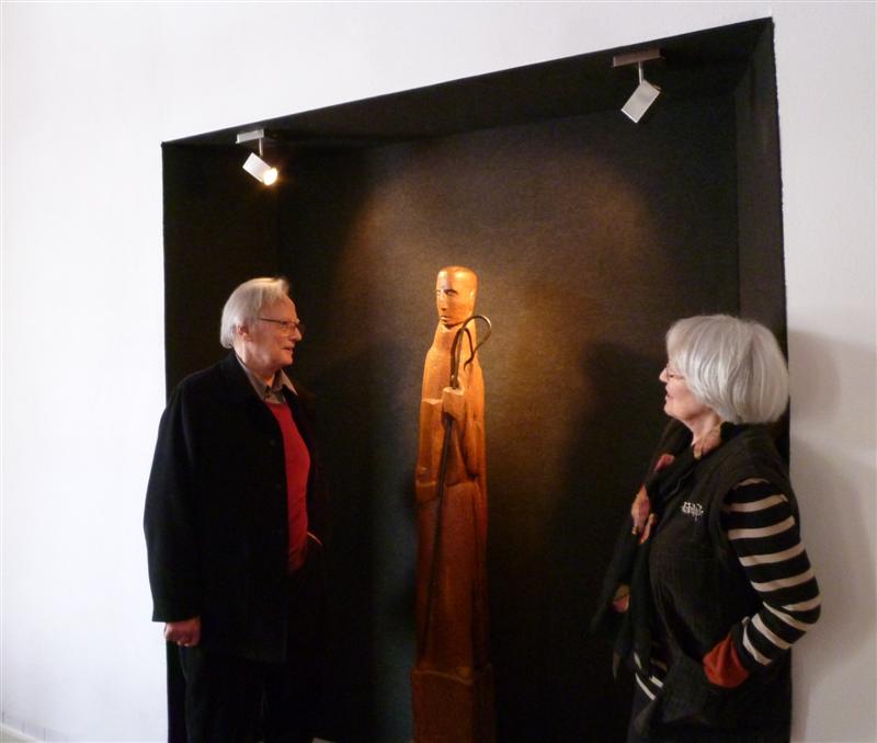 Pierre en Georgine de Grauw bij het door Pierre gebeitelde beeld van Augustinus in de kapittelzaal van klooster Mariënhage