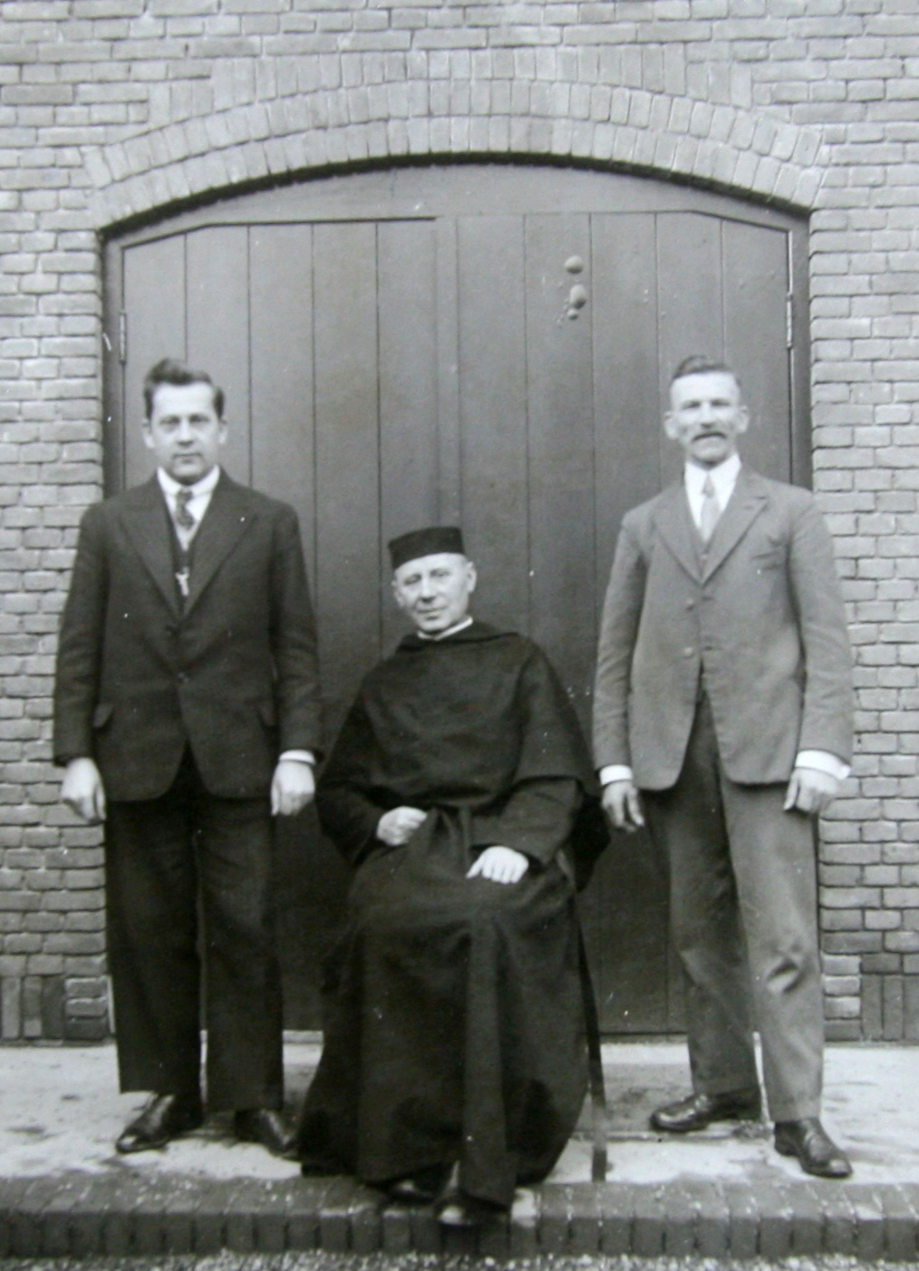 pastoor Thomas van der Vloodt (zittend) en twee kerkmeesters