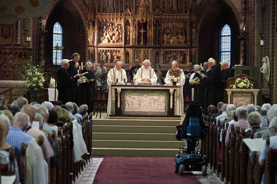 Tijdens de viering op 28 augustus. Ook de conventsleden staan bij het altaar.  Foto: Hans Nohlmanns