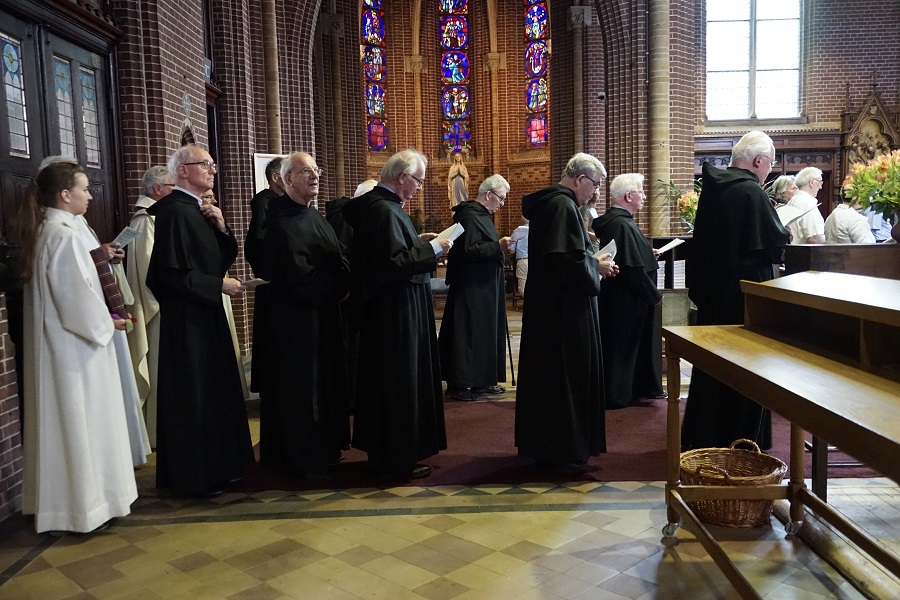 28 augustus 2016 De augustijnen lopen naar voren voor de laatste viering in hun kerk. Foto: Hans Nohlmanns