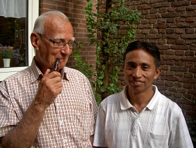 rechts: Paulus (Jaap) Ulipi met Frans Jonkergouw
